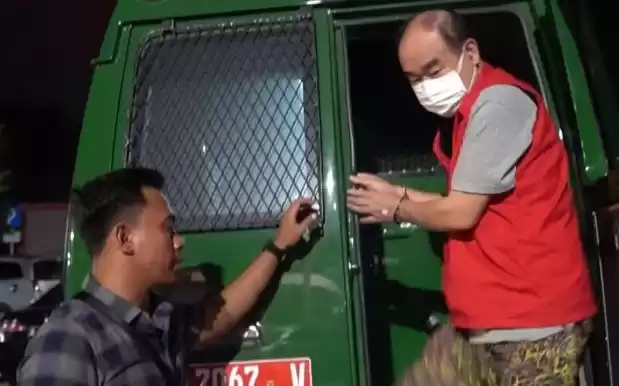 Petugas Kejaksaan Kabupaten Tangerang saat menggiring Lee Soo Hyun. (Foto: Antara)