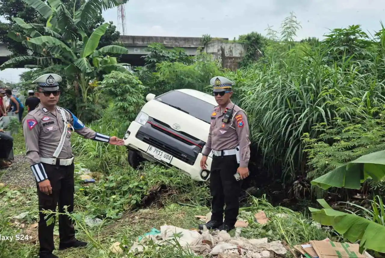 Petugas Lantas Polres Probolinggo Kota datang ke lokasi kejadian (Foto: Dok MI)