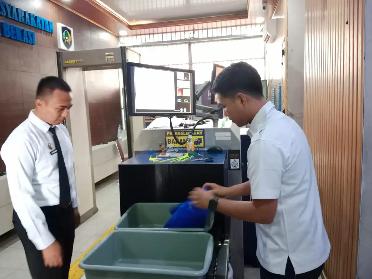 Petugas Lapas Saat melakukan Pemeriksaan Menggunakan Alat X-Ray (Foto: Dok/MI)