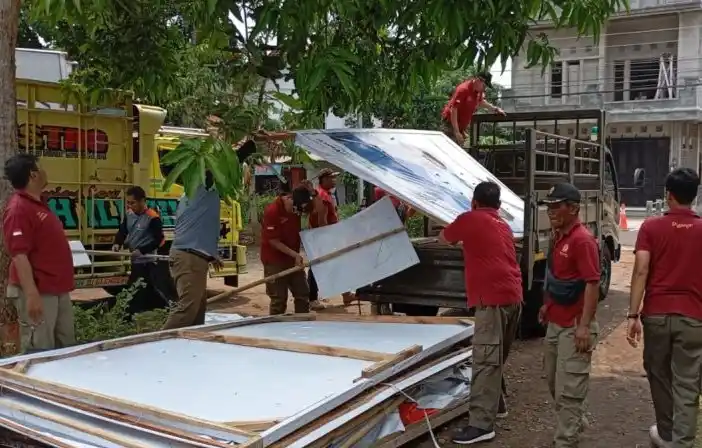 Petugas menertibkan APK melanggar di Kabupaten Purworejo (Foto: Antara)
