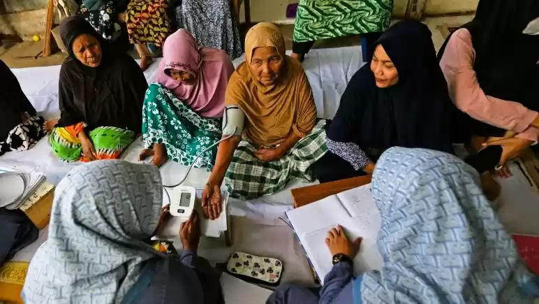 Petugas puskesmas memeriksa kesehatan warga lansia di Pos Pembinaan Terpadu. (Foto: Antara)