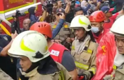 Petugas temukan empat mayat dalam kebakaran gedung Glodok Plaza (Foto: Ist)