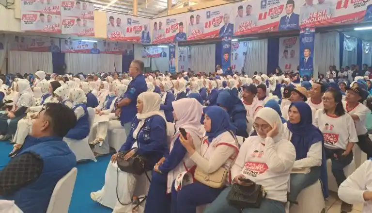 Relawan dan Kader PAN Kota Bekasi saat apel akbar Tim Pemenangan Heri Koswara-Sholihin, Calon Wali Kota dan Wakil Wali Kota Bekasi, Sabtu (26/10/2024)