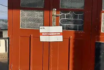 KPK menyegel salah satu kantor Dalihan Natolu Grup (DNG) di Jalan Teratai, Kelurahan Ujung Padang, Kecamatan Padangsidimpuan Selatan, Kota Padangsidimpuan, Jumat (27/6/2025) (Foto: Dok MI/Istimewa)