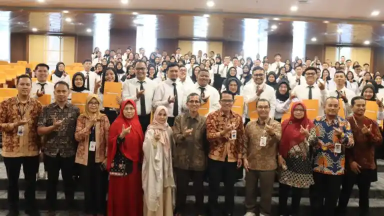 Pimpinan Universitas Jambi bersama para CPNS baru (Foto: Dok/MI)