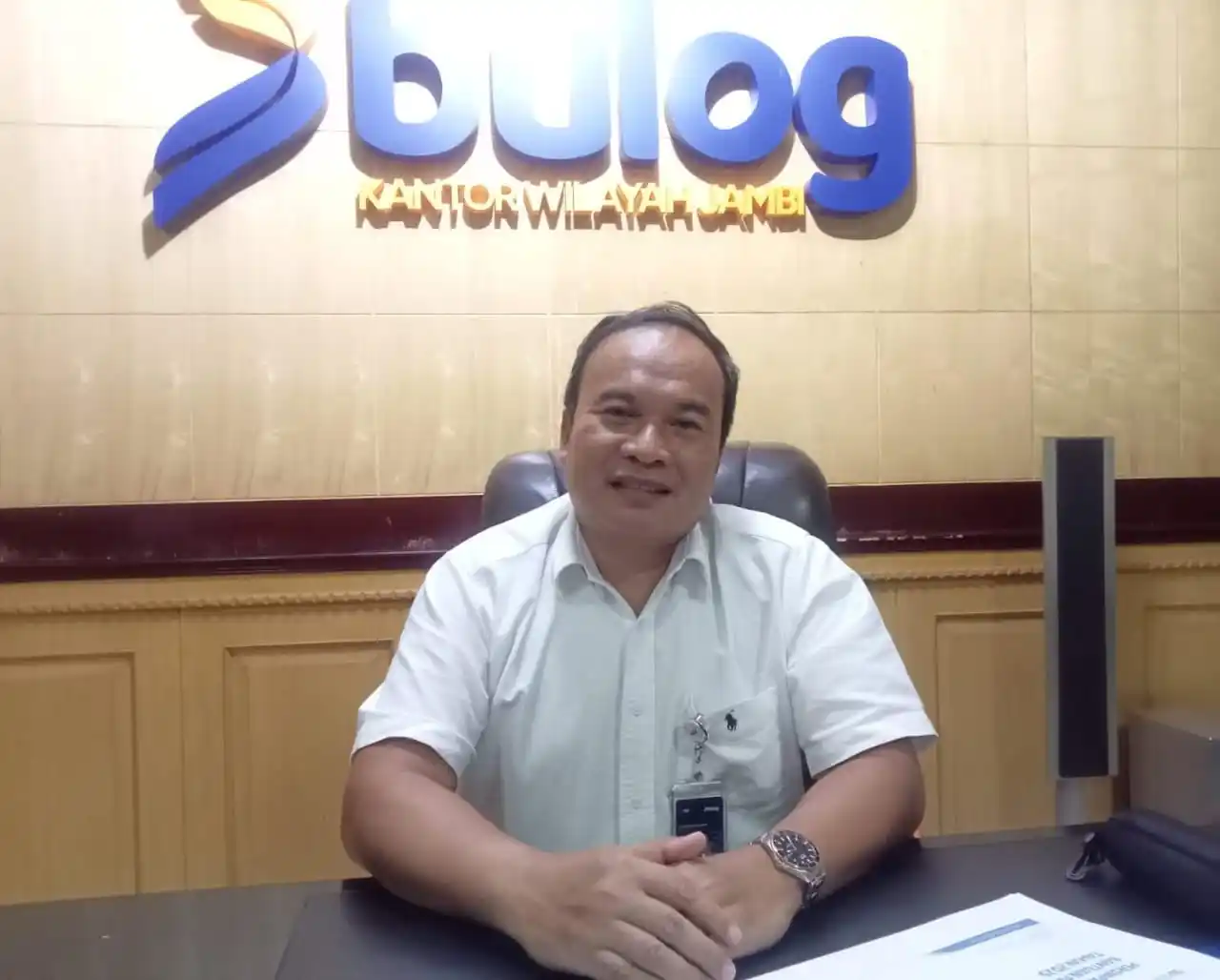 Pimpinan Wilayah Bulog Kanwil Jambi, Ali Ahmad, saat memberikan keterangan terkait realisasi penyaluran beras SPHP dan upaya menjaga kualitas beras di Kantor Bulog Jambi. (Foto: Dok/MI/Istimewa)