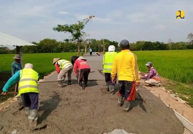 Kementerian PU dorong pertumbuhan ekonomi dan swasembada pangan desa melalui program padat karya PISEW. (Foto: PU)