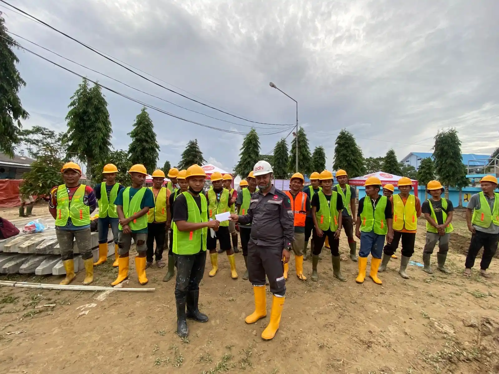 Kementerian Pekerjaan Umum (PU) menerapkan Program Padat Karya Tunai (PKT) di wilayah terdampak bencana di pulau Sumatera.