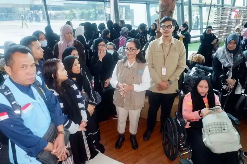 PMI yang dideportasi dari Arab Saudi akhirnya tiba di tanah air dan disambut KemenP2MI (Dok.MI)