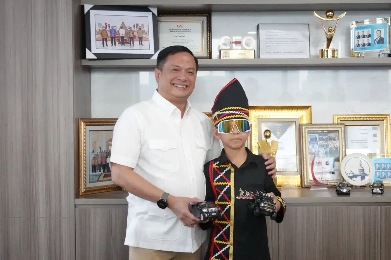 Direktur Utama PNM Arief Mulyadi dan Rayyan Arkan Dikha, seorang penari pacu jalur sejak usia 9 tahun (Foto: Istimewa)