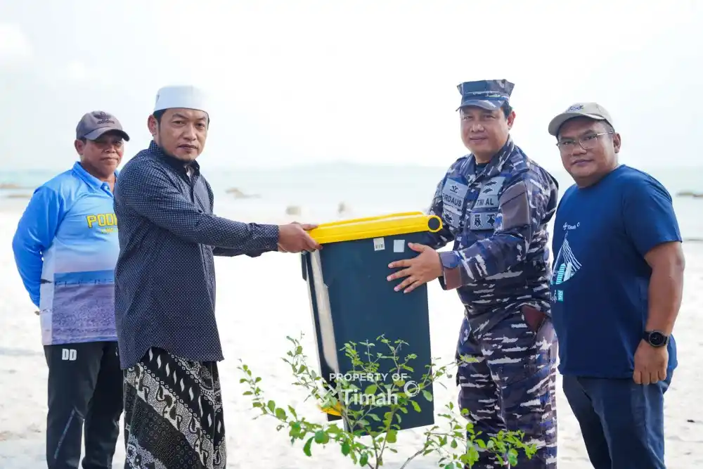 PT Timah Serahkan Bantuan Alat Kebersihan untuk Pokdarwis Lingkungan Rambak [Foto: Doc. PT Timah]