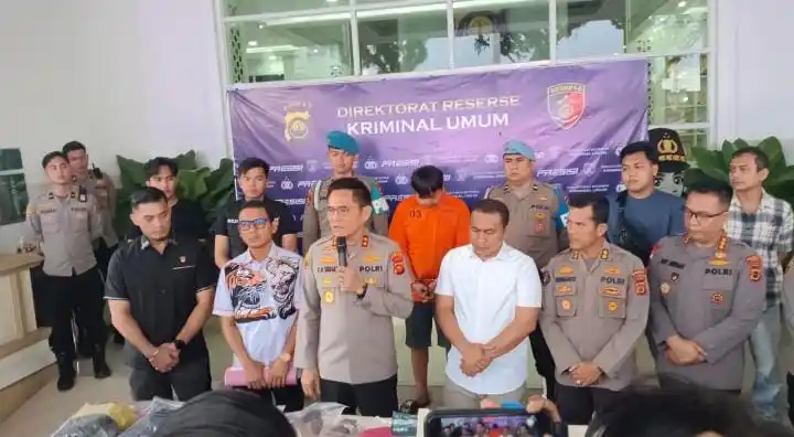 Kapolda Jambi Irjen Pol Krisno H. Siregar memimpin langsung konferensi pers pengungkapan kasus ini di Mapolda Jambi, Selasa (7/10/2025) sore. (Foto: Istimewa)