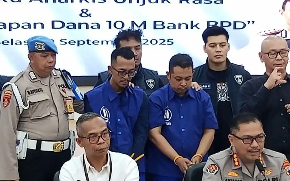 Polisi tetapkan dua tersangka berinisial A dan DS di Mapolda Jawa Tengah dalam kasus pencurian uang senilai Rp 10 miliar milik Bank Jawa Tengah (Jateng), Selasa (9/9/2025).