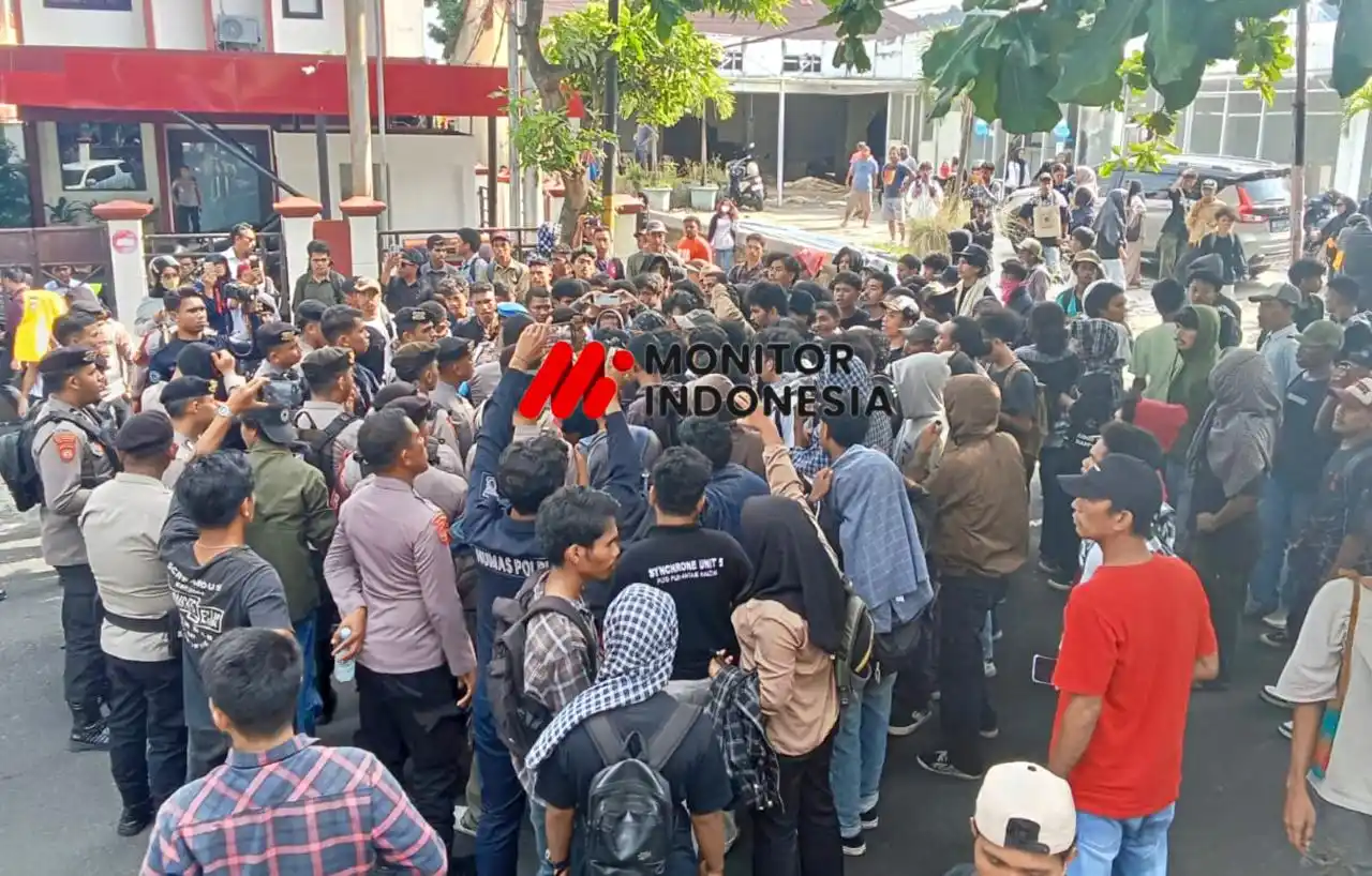 Sejumlah mahasiswa dari Aliansi Masyarakat Adat melakukan aksi unjuk rasa di depan Polda Maluku Utara, Senin (26/5/2025). (Foto: MI/Jainal Adaran)