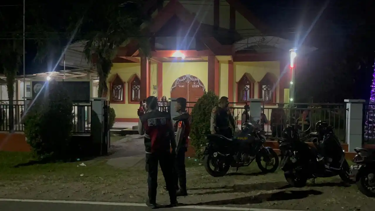 Personel Polda Malut melakukan pengamanan di depan Gereja Masehi Injili Bukit Durian sebagai bagian dari Operasi Lilin Kie Raha 2025. (Foto: Humas Polda Malut)