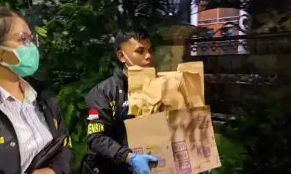 Tim Labfor Polda Metro Jaya membawa sejumlah barang usai menggeledah tempat tinggal terduga pelaku ledakan SMAN 72 Jakarta, Kelapa Gading, Jakarta Utara, Sabtu, 8 November 2025. (Foto: Dok MI/Adelio Pratama)