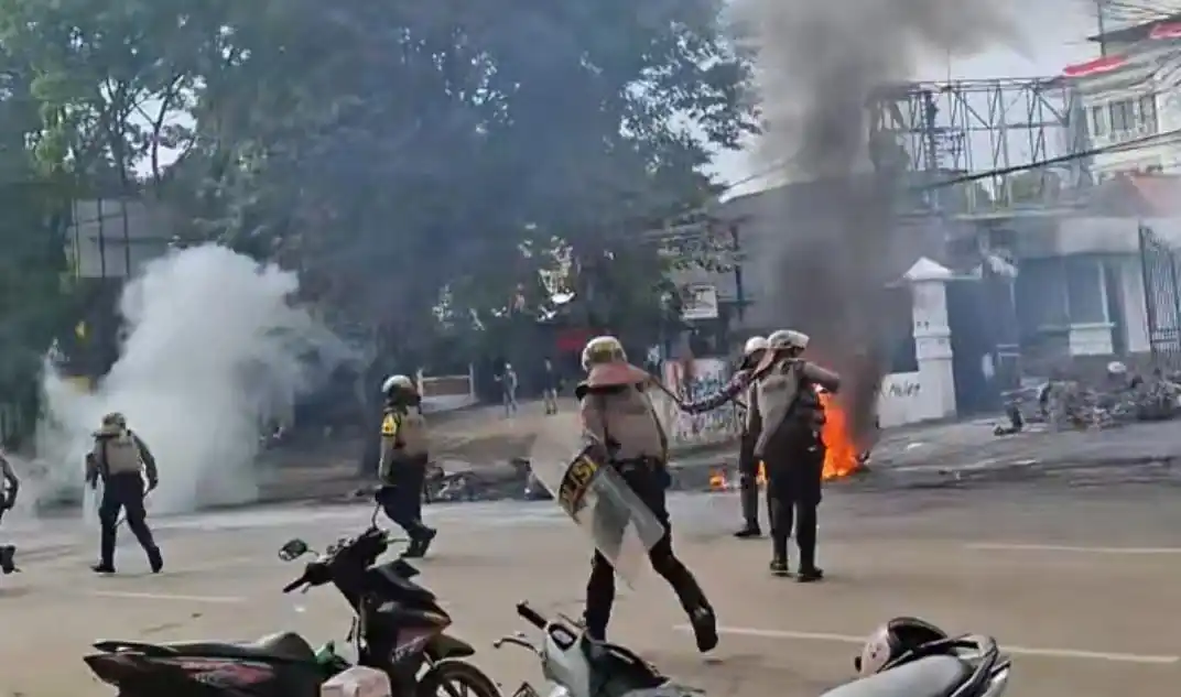 Polisi saat pukul mundur massa aksi di depan Gedung DPRD Jawa Barat, di Jalan Diponegoro, Kota Bandung pada Sabtu (30/8/2025) sore. (Foto: Tangkapan layar).