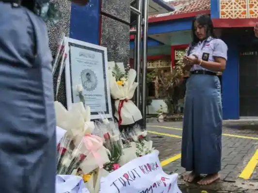 Sejumlah rekan berdoa untuk siswa korban penembakan yang diduga oleh oknum polisi di Semarang, Semarang, Jawa Tengah, Selasa (26/11/2024)