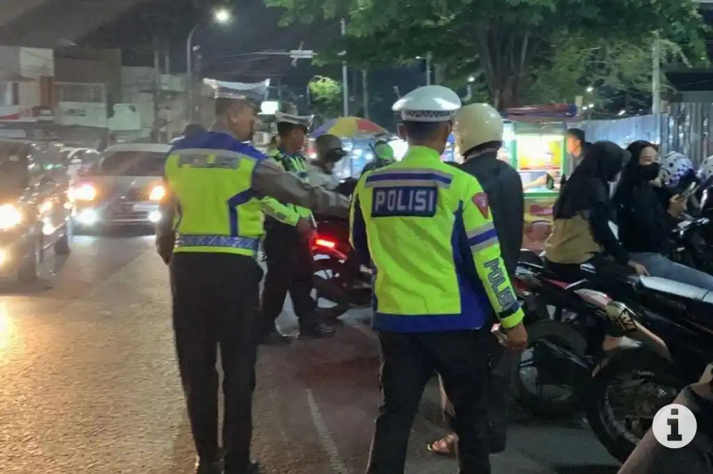 Polres Garut saat menggelar operasi kegiatan rutin yang ditingkatkan (KRYD) pada Sabtu (26/10/2024) malam di wilayah Kabupaten Garut, Jawa Barat. (Foto: Antara).