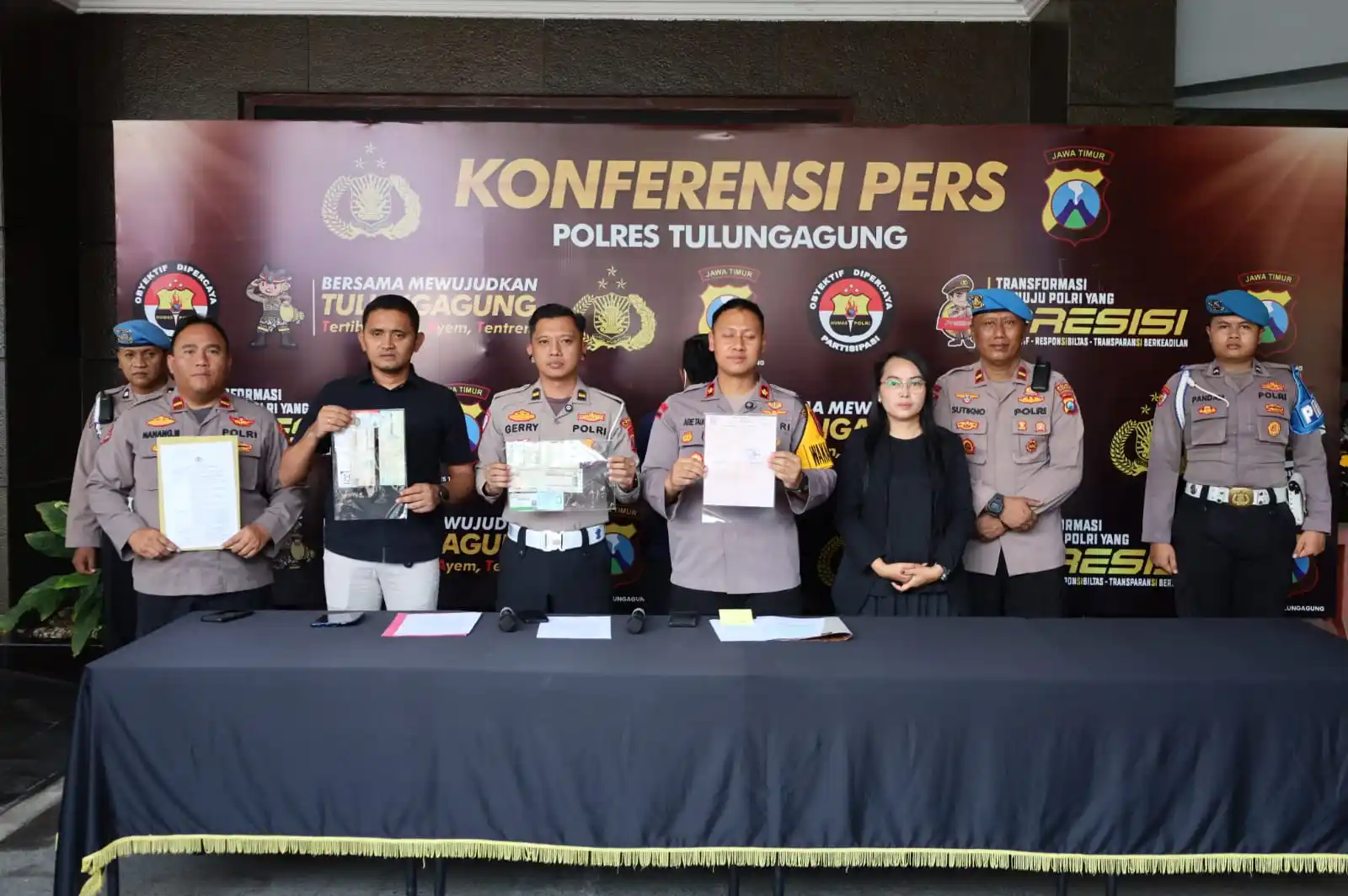 Wakapolres Tulungagung Kompol Arie Tufan Budiman bersama jajaran, saat menyampaikan keterangan pers, penetapan tersangka kasus kecelakaan bus Harapan Jaya. (Foto: Dok MI/Hms)