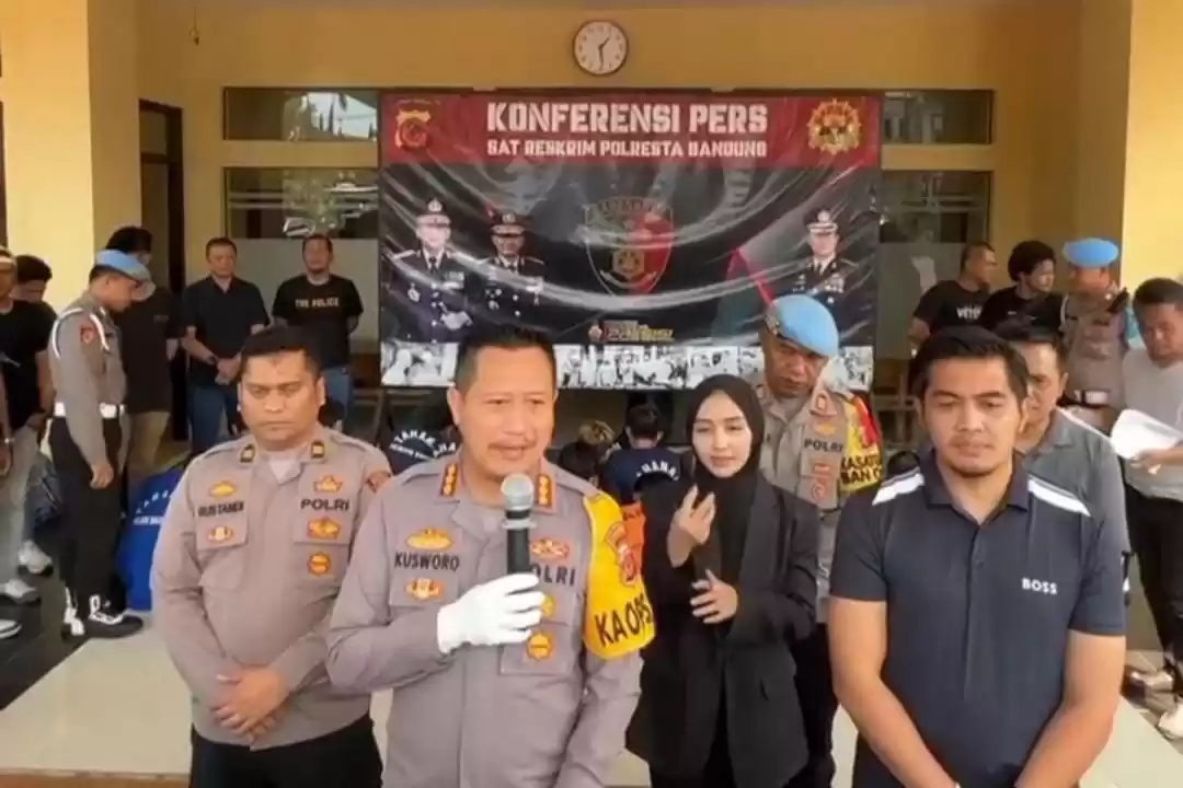 Kapolresta Bandung, Kombes Pol Kusworo kusworo didampingi Kasat Reskrim, Kompol Oliestha Ageng Wicaksana saat menggelar konferensi pers hari ini, Jumat (13/9/2024). (Foto: Tangkapan layar)