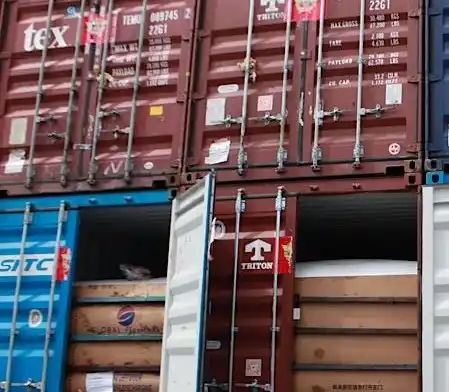 Sejumlah kontainer yang melanggar ekspor turunan minyak sawit mentah (CPO) di Terminal Kalibaru, Kamis (6/11/2025)