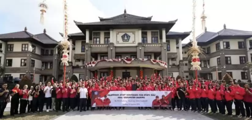Sekda Badung Wayan Adi Arnawa saat melepas Kontingen PON XXI Aceh-Sumatera Utara Tahun 2024. (Foto: Antara)