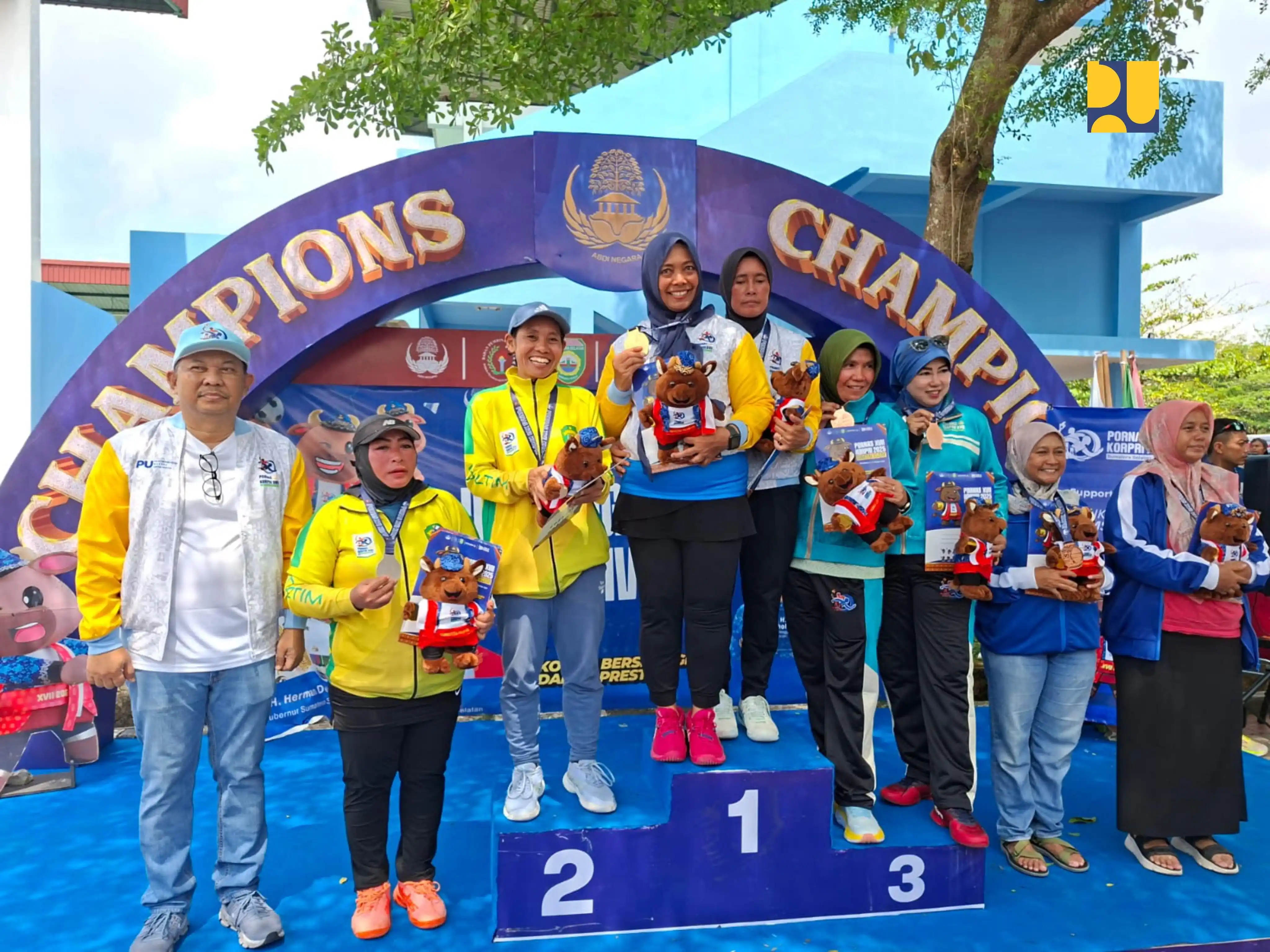 Kontingen Kementerian PU meraih peringkat 10 pada PORNAS XVII KORPRI 2025 di Palembang. (Foto: PU)