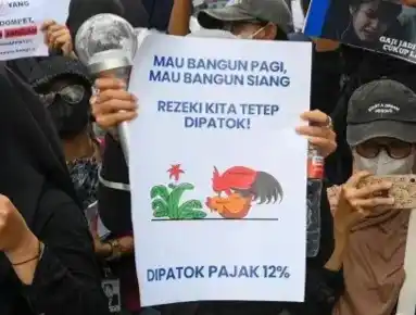 Sejumlah pengunjuk rasa membawa poster saat aksi penolakan PPN 12% di depan Istana Merdeka, Jakarta, Kamis (19/12/2024) (Foto: Dok MI/Ant)
