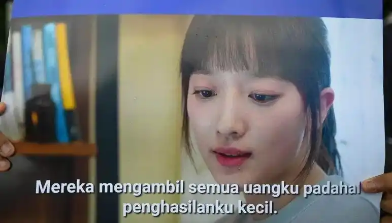 Seorang pengunjuk rasa membawa poster saat aksi penolakan PPN 12% di depan Istana Merdeka, Jakarta, Kamis (19/12). Dalam tuntutannya, mereka menolak kenaikan Pajak Pertambahan Nilai (PPN) menjadi 12% karena dianggap akan memicu lonjakan harga barang dan jasa yang memberatkan masyarakat berpenghasilan menengah ke bawah.