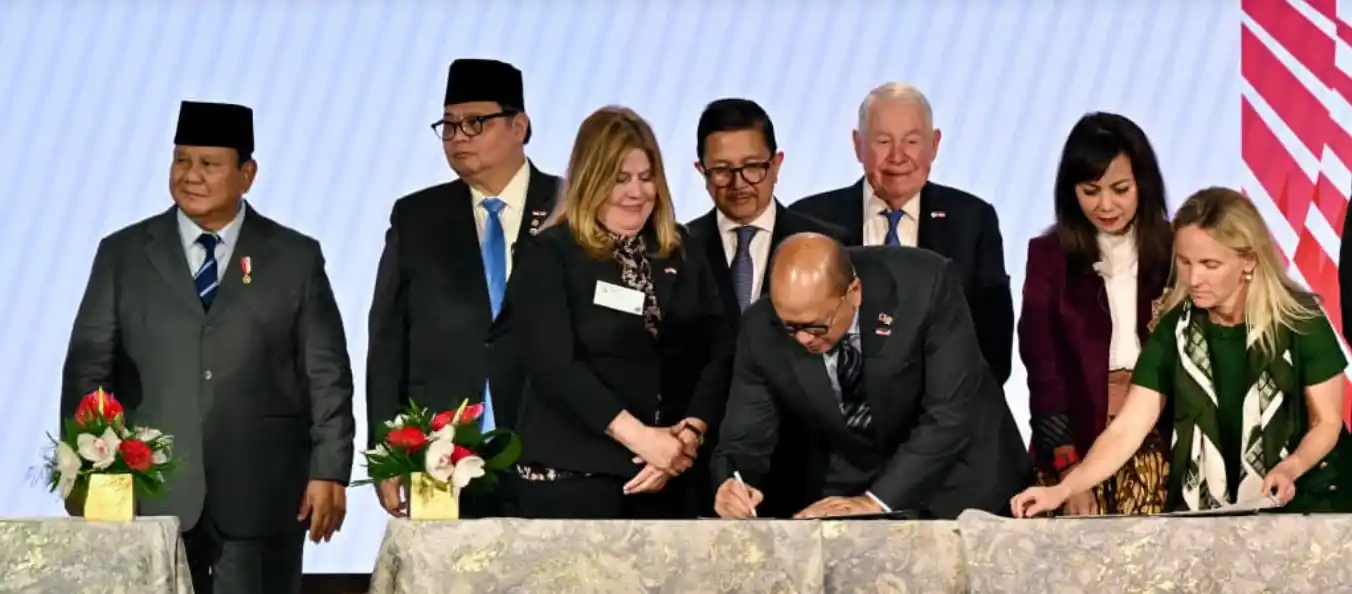 Presiden Republik Indonesia, Prabowo Subianto menyaksikan langsung penandatanganan 11 nota kesepahaman dalam sesi roundtable Business Summit yang diselenggarakan oleh US-ASEAN Business Council di U.S. Chamber of Commerce, Washington DC, Amerika Serikat, Rabu (18/2/2026). (Foto: Dok BPMI Setpres)