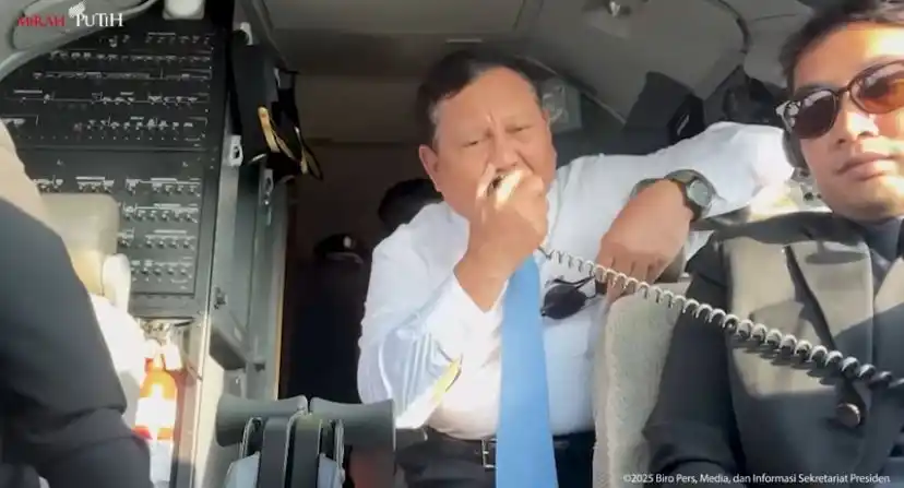 Presiden RI Prabowo Subianto menyapa pilot pesawat tempur Yordania melalui komunikasi radio dari dalam Pesawat Kepresidenan PK-GRD di langit Yordania, Minggu (13/4/2025). (Foto: Tangkapan layar)