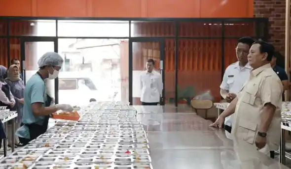 Presiden Prabowo Cek Dapur Umum Makan Bergizi Gratis di Rawamangun [Foto: Tim Media Presiden Prabowo]