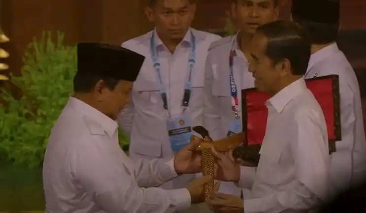 Presiden RI ke-8 Prabowo Subianto memberi kenang-kenangan berupa keris kepada Presiden RI ke-7 Joko Widodo di acara HUT ke-17 Partai Gerindra.