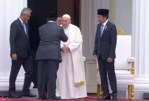 Momen Presiden Joko Widodo (Jokowi) memperkenalkan Menteri Pertahanan Prabowo Subianto ke Paus Fransiskus di Istana Negara. (Foto: Setpres)