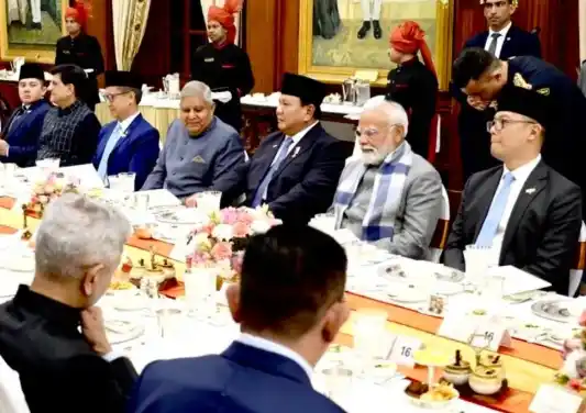 Presiden RI Prabowo Subianto bersama beberapa menteri Kabinet Merah Putih menghadiri jamuan makan malam di Istana Kepresidenan India Rashtrapati Bhavan, New Delhi, India, Sabtu (25/1/2025). [Foto: Tim Media Presiden Prabowo Subianto]