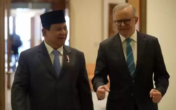 Menteri Pertahanan RI sekaligus Presiden Terpilih Prabowo Subianto (kiri) dan Perdana Menteri Australia Anthony Albanese (kanan) berjalan bersama ke luar ruangan saat keduanya bertemu di Australian Parliament House, Canberra, Australia, Selasa (20/8/2024). [Foto: Humas Setjen Kemhan RI]