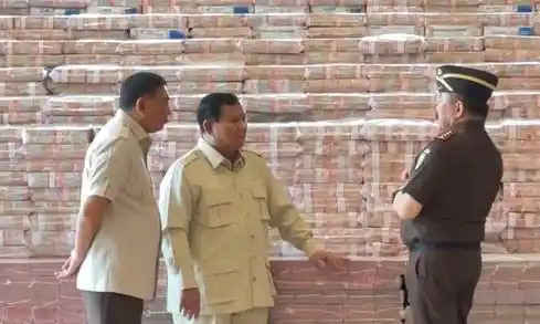 Prabowo saat menyaksikan penyerahan uang pengganti kerugian negara dalam perkara Tindak Pidana Korupsi Pemberian Fasilitas Ekspor Crude Palm Oil (CPO) dan Turunannya sejumlah Rp 13.255.244.538.149 di Gedung Utama Kompleks Kejaksaan Agung, Jakarta Selatan, Senin (20/10/2025).