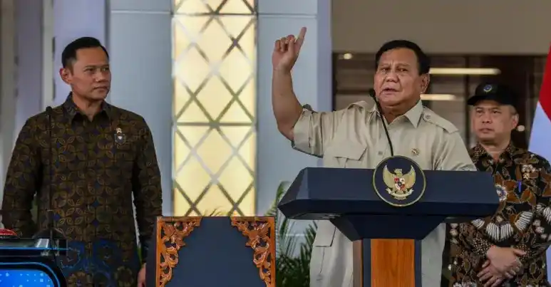 Presiden Prabowo Subianto (tengah) didampingi Menteri Koordinator Infrastruktur dan Pembangunan Kewilayahan Agus Harimurti Yudhoyono (kiri) dan Menteri Perhubungan Dudy Purwagandhi (kanan) memberi sambutan saat meresmikan Stasiun Tanah Abang Baru di Jakarta, Selasa (4/11/2025).