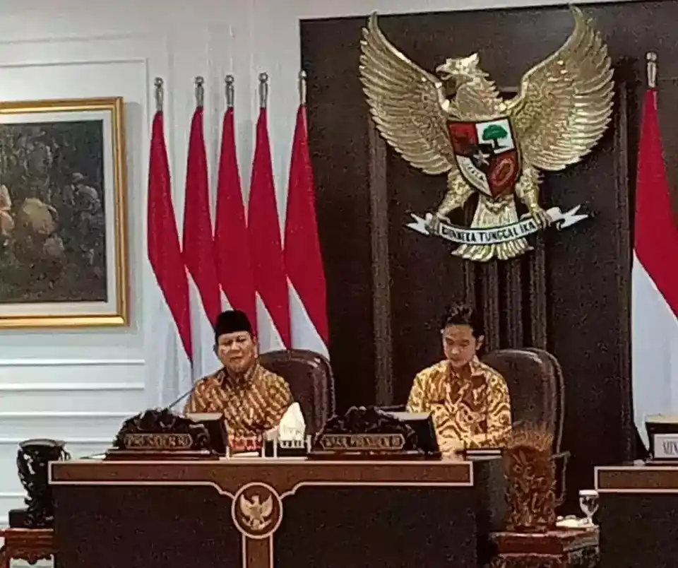 Presiden Prabowo Subianto didampingi Wapres Gibran menggelar sidang paripurna Kabinet Merah Putih, di Istana Negara, Rabu (23/10/2024)