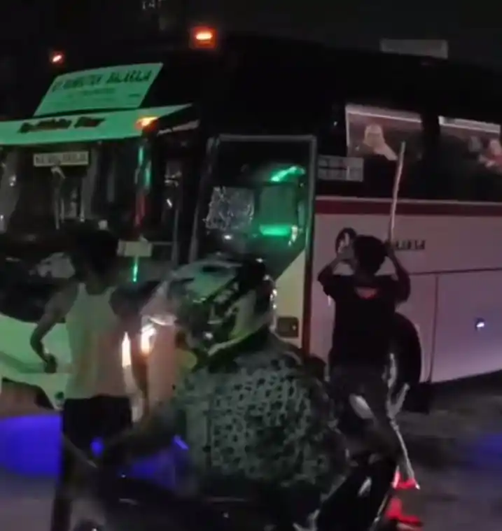 Sejumlah Pria Diduga Pengamen Rusak Bus Primajasa di Tangerang [Foto: Tangkapan layar]