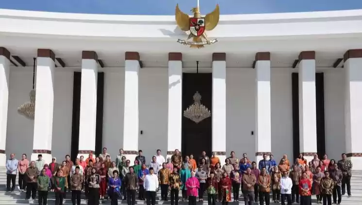 Presiden Joko Widodo dan Wakil Presiden Ma'ruf Amin fotbar dengan jajaran anggota kabinet di IKN. (Foto: Antara)