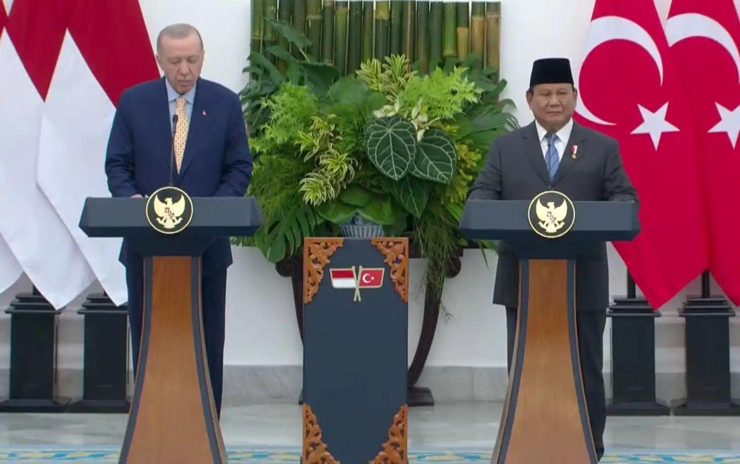 Presiden RI Prabowo Subianto (kanan) bersama Presiden Turki Recep Tayyip Erdogan (kiri) memberikan pernyataan bersama di Istana Kepresidenan Bogor, Jawa Barat, Rabu (12/5/2025).