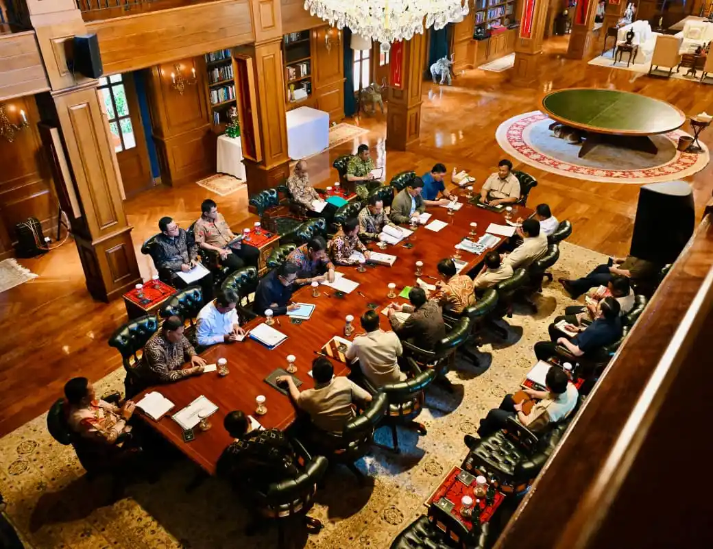 Presiden Prabowo Subianto menggelar rapat terbatas di kediamannya, Hambalang (Foto: BPMI Setpres)