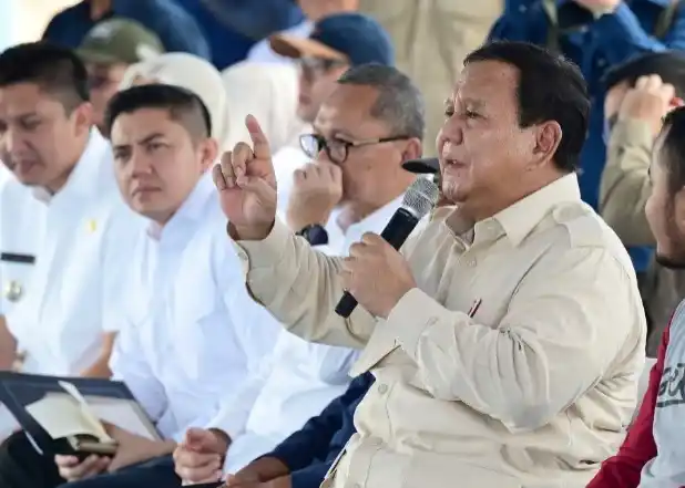 Presiden Prabowo Subianto saat kegiatan tanam padi serentak di Kabupaten Ogan Ilir, Provinsi Sumatra Selatan, pada Rabu (23/4/2025) (Foto: Istimewa)