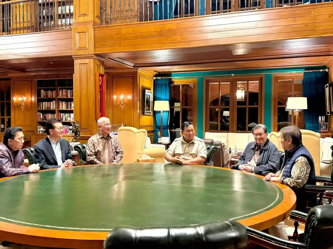 Presiden RI Prabowo Subianto menerima audiensi lima pengusaha nasional di Padepokan Garudayaksa, Hambalang, Bogor, Selasa (10/2/2026). (Foto: Dok Istimewa)