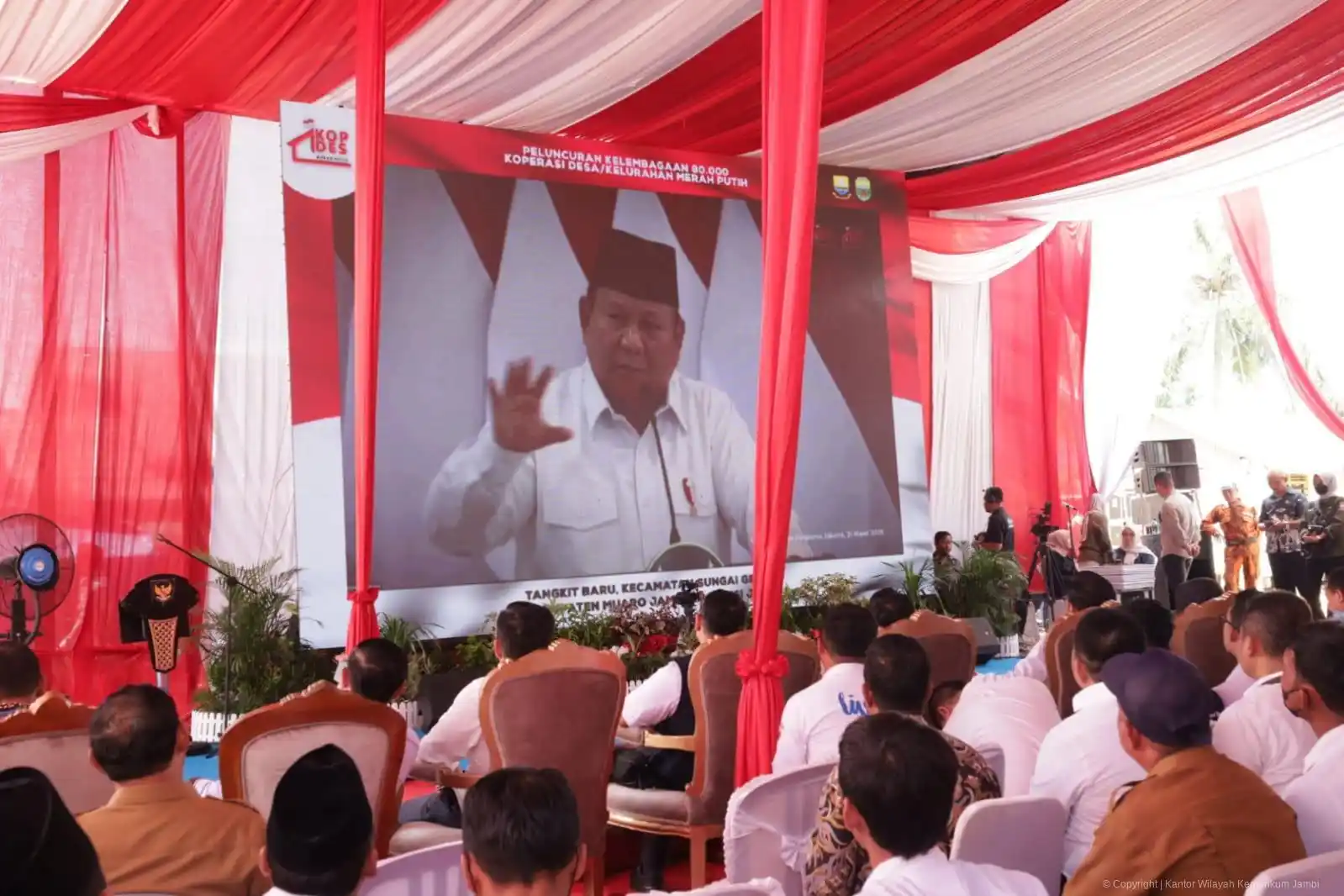 Presiden RI Prabowo Subianto saat menyampaikan pidato secara virtual dalam peluncuran kelembagaan 80.000 Koperasi Desa/Kelurahan Merah Putih, yang disaksikan serentak oleh jajaran pemerintah daerah, Forkopimda, dan instansi terkait di Desa Tangkit Baru, Kecamatan Sungai Gelam, Kabupaten Muaro Jambi, Senin (21/7/2025).