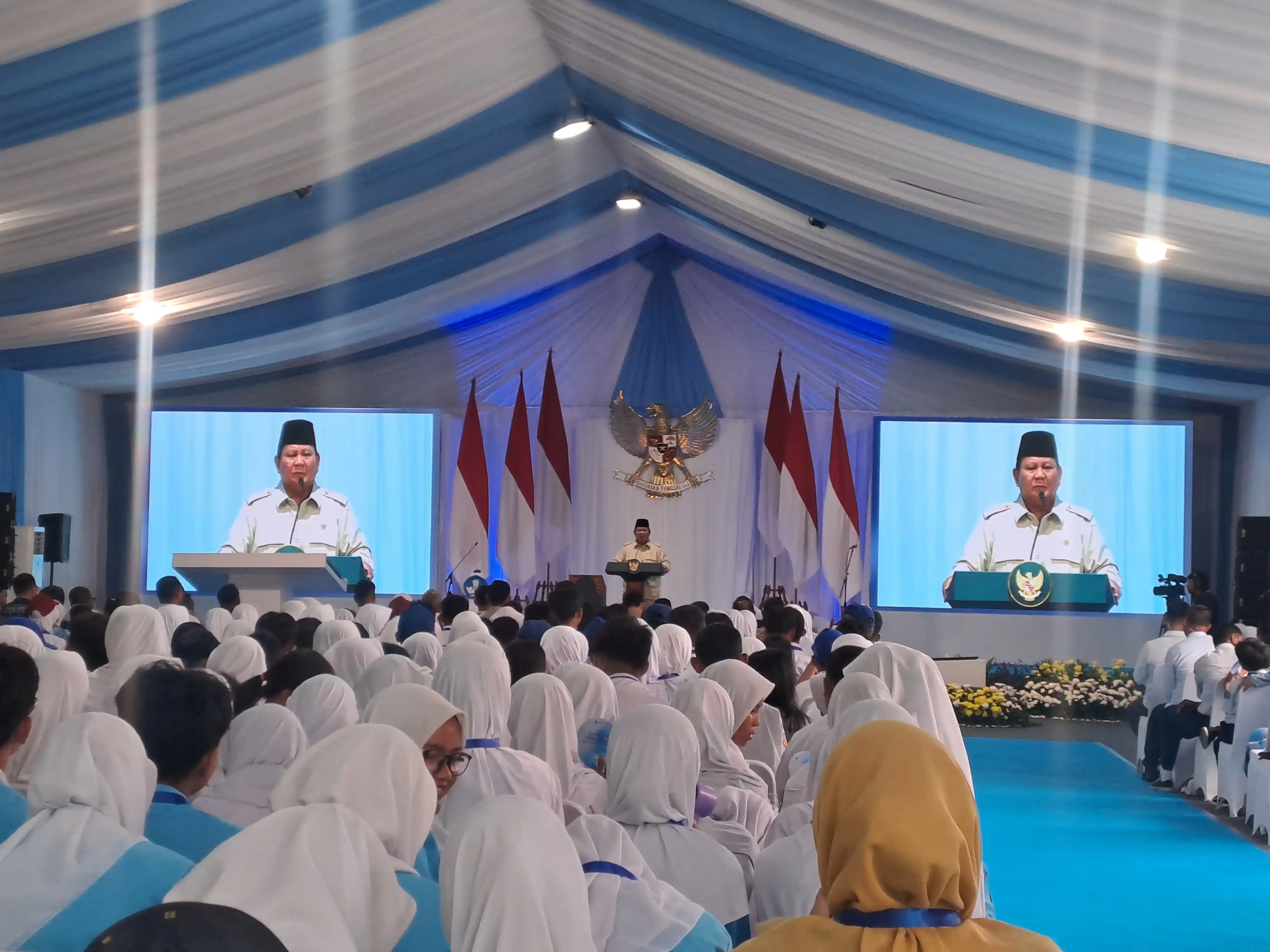 Presiden RI Prabowo Subianto saat meresmikan program meluncurkan penggunaan perdana interactive flat panel (IFP) atau smartboard sebagai bagian dari Program Digitalisasi. (Foto. Rizal Siregar)