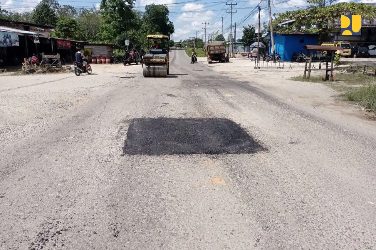 Kementerian Pekerjaan Umum (PU) melaksanakan pemeliharaan dan peningkatan konektivitas jalan nasional di Kabupaten Sintang, Kalimantan Barat. (Foto:dok PU)
