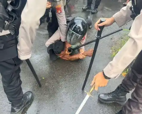 Polisi Tangkap Pria Bersenjata yang Hentikan Transjakarta di Jakbar [Foto: ANTARA]